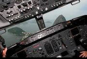 Blick aus dem Cockpit eines Flugzeugs kurz vor der Landung auf dem Flughafen Santos Dumont